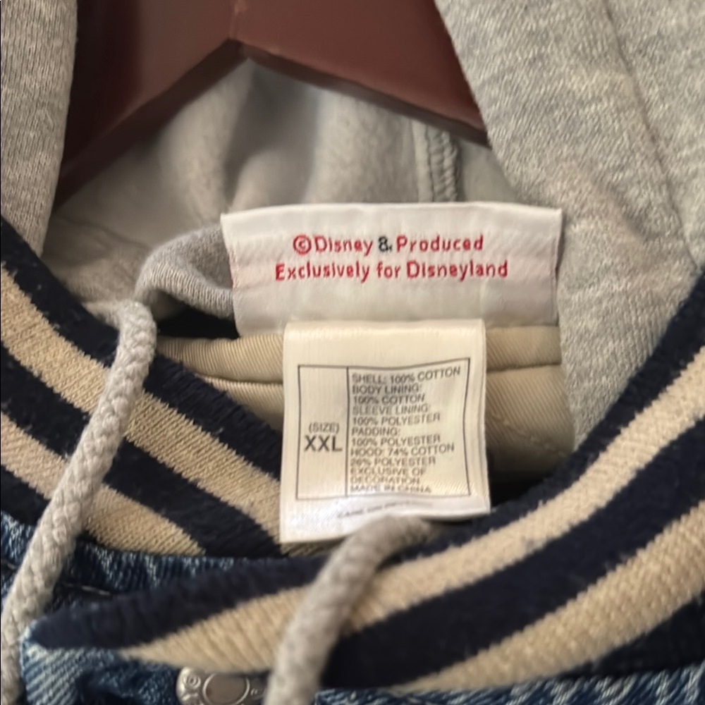 Detachable hood, this coat is in great shape! - Picture 8 of 8